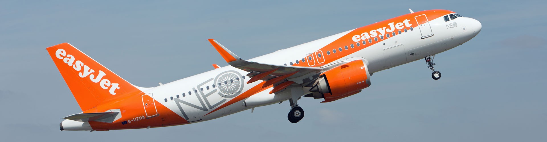 easyjet plane taking off